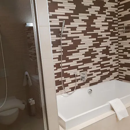 Lake View 4 Bedroom Daire *